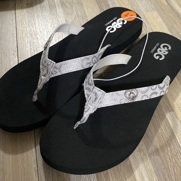 GBG Los Angeles GG Coin Thong Flip-Flop Sandals SILVER & BLK Womens Size 11 New - Picture 2 of 7